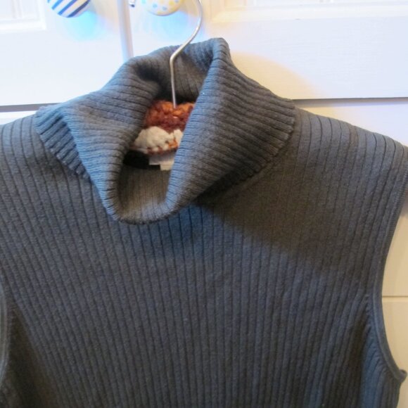 Chico's Dark Green Sleeveless Ribbed Turtleneck. Size 1 Super Soft. Nice Fittin - Picture 2 of 3